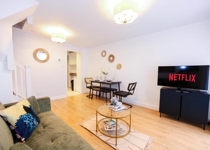 2BR Hemel Stay Pet Friendly for Families & Contractors with Private Backyard, Free Parking and Wi-Fi