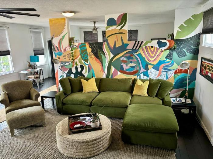 Chic Algiers Point loft w king bed & full kitchen