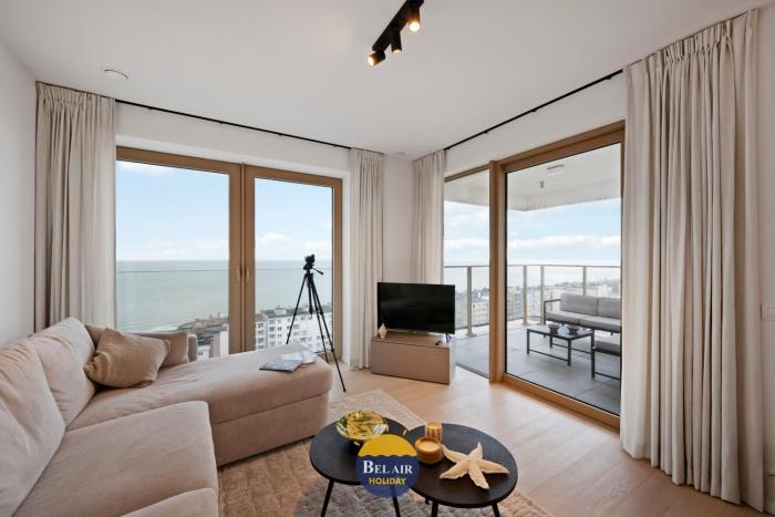 Exclusive two-bedroom apartment with panoramic sea and city views T153