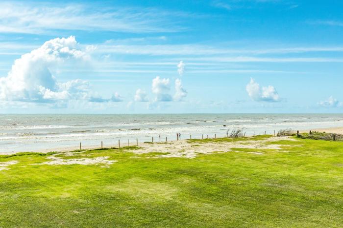 Stunning Beachfront Cargo Lift Fenced Yard