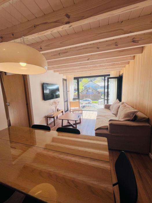 Moderno y luminoso vista a la montaña y parrilla