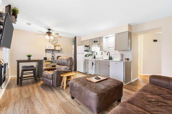 Chandlers Pondview Getaway - Chic Branson Escape