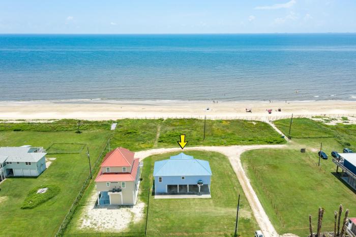 Stunning Beachfront Large Deck Sleeps 14