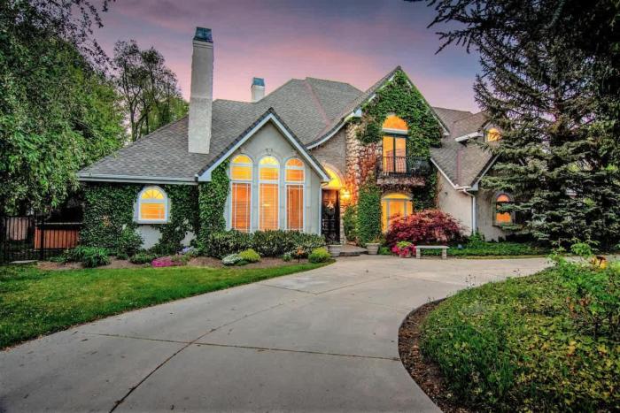 Chateau Woodlands in Salt Lake with Guesthouse and Hot Tub