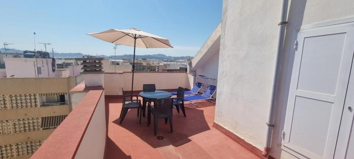 Terraza en Avenida Principal y junto a la Playa - by Aloha Palma