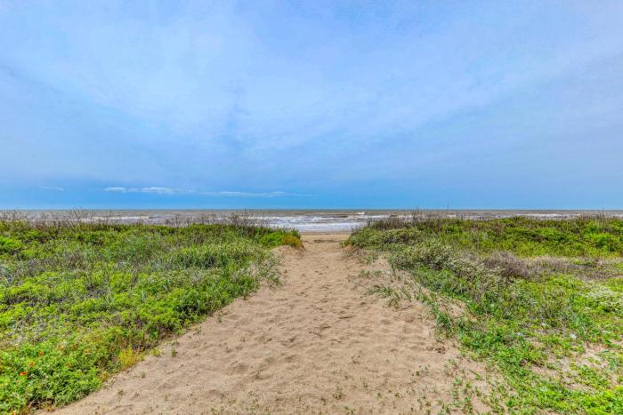 Prime Beachfront Private Gazebo Sleeps 14