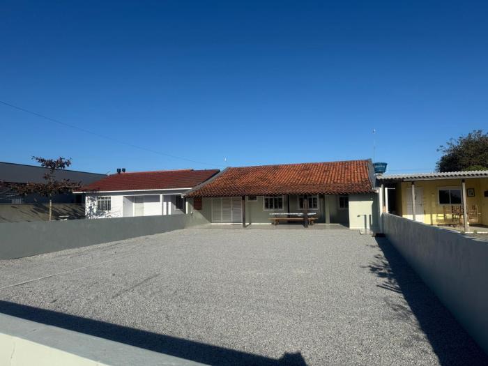 CASA COMPLETA para alugar na Praia da Pinheira.