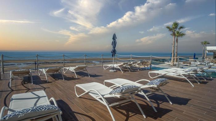 Lavish 1 bedroom Beach Front Condominium Encantame C-1403