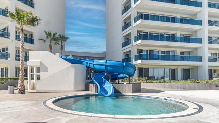 Sublime 1 bedroom condo Encantame Towers Verano 403