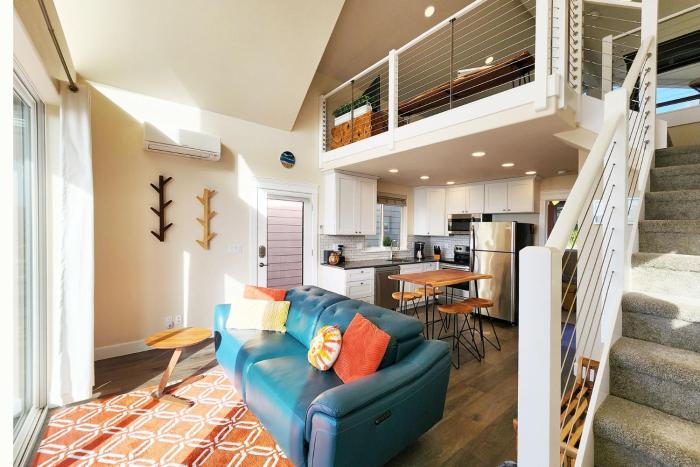 Ocean View! Charming Home with Loft, Sleeps 6! Secluded Searose