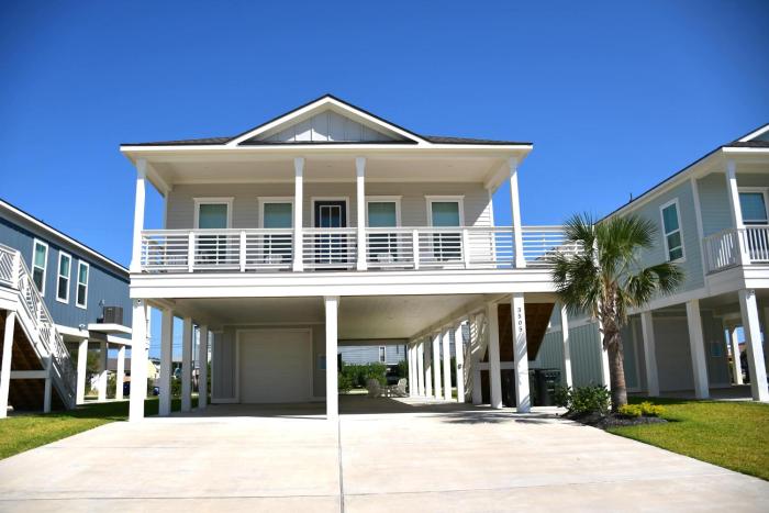 Coastal Villa-1 Block To Beach