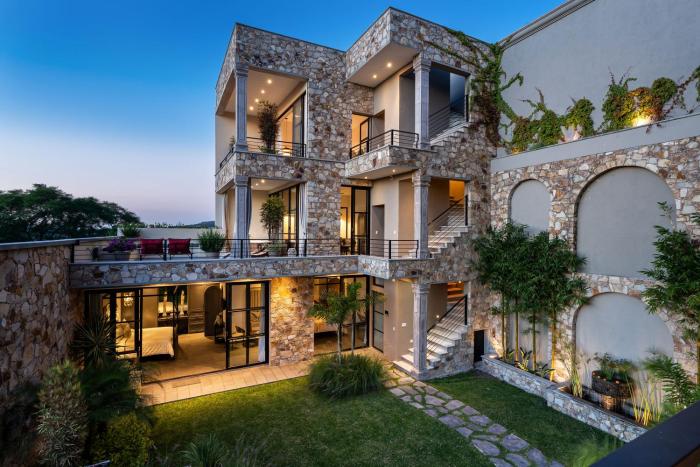 Vista Vieja, 6BR Luxury Villa with Pool & City Views