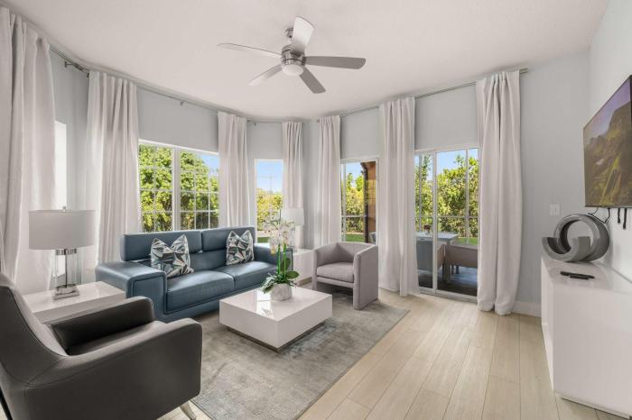 Sleek & Stylish Stay Mins to Magic MP68