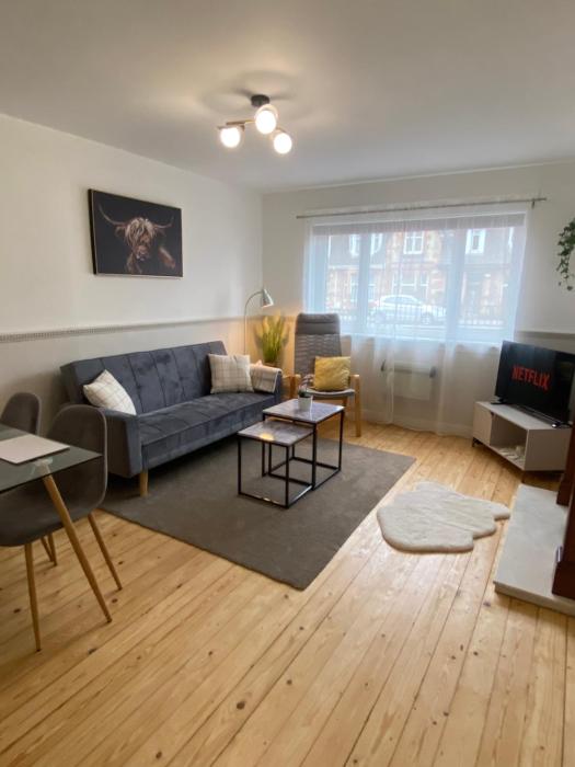 Modern apartment in Glasgow West End, free parking