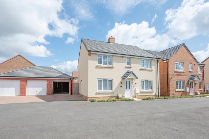 A Superb 5BR House near SZC