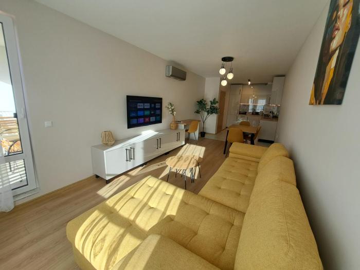 Elegant Stay 1-Bedroom Apartment in St St Constantine and Helena, Free Parking