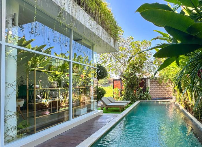 Modern 2-Bedroom Villa with Private Pool, 7m from Beach