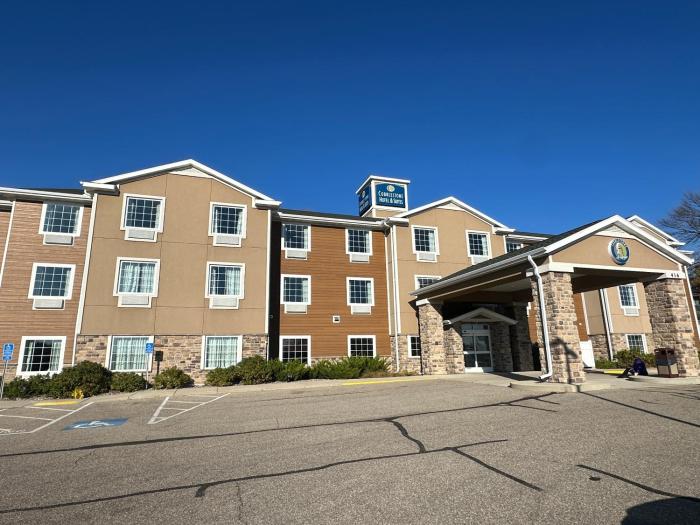 Cobblestone Hotel & Suites - Hutchinson