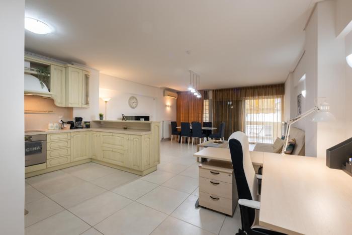 Spacious 2BR, hot tub, prvt parking, near metro