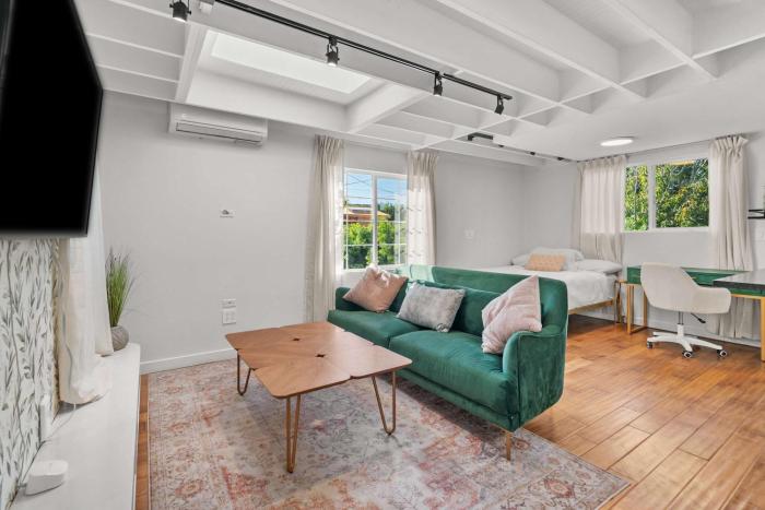 Quiet Upper-Level LA Studio Full Kitchen Prime LA
