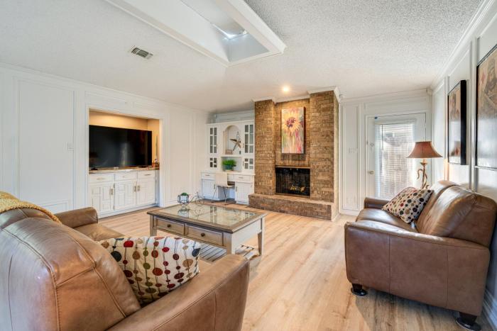 5 Mi to UT Dallas Family-Friendly Duplex with Patio