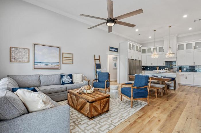 Steps to Beach, Luxury 4BR & 4BA, Views, Games, Dog-Friendly