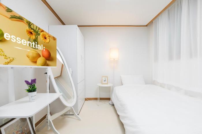 Hongdae Station 10-minute walk Yeonnam Stay