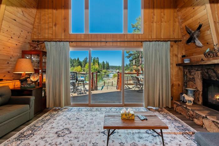 Vintage Lakeview Retreat - Lakefront