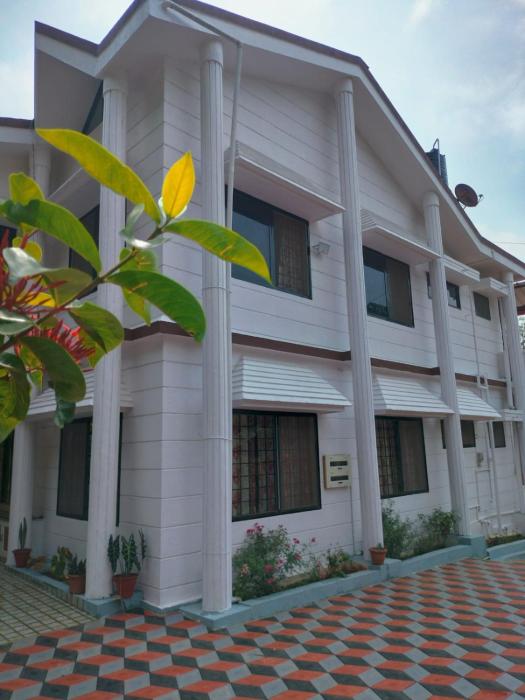 THE RiVERSIDE WHITE VILLA