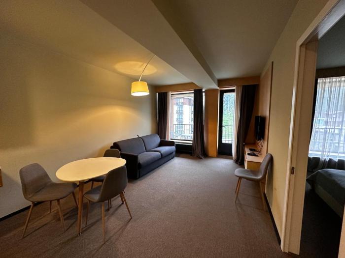 The 4th Floor Vista in front of Kokhta