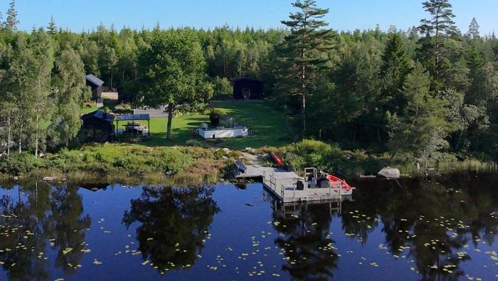 Lakehouse med bastu, egen brygga och roddbåt
