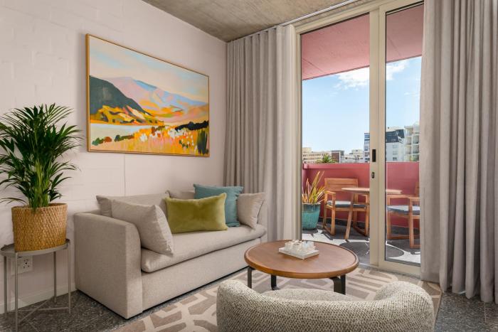 ONEHUNDRED ON M Apartments