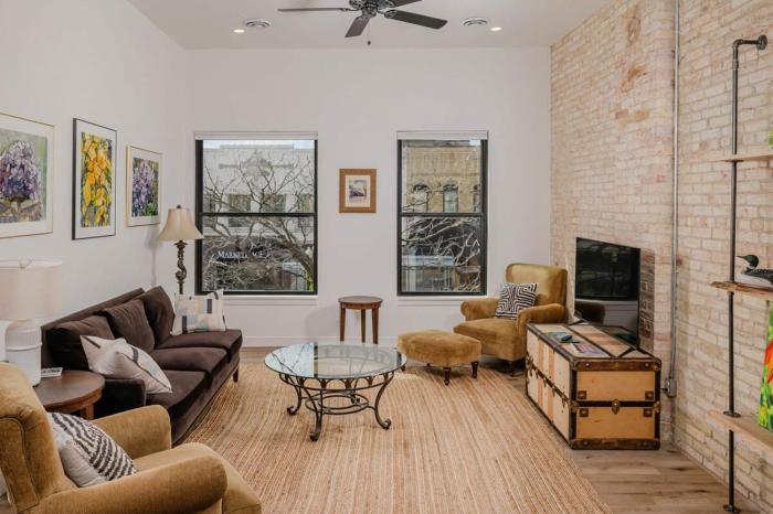 Luxury 1 Bedroom Downtown Neenah Flat