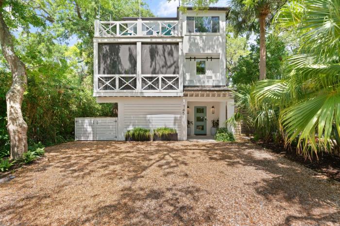 Magnolia Moon - 1145 College St