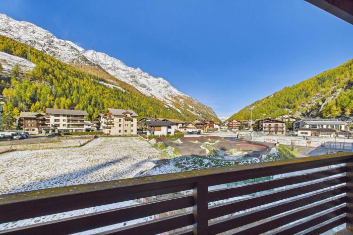 Family-friendly apartment with mountain views