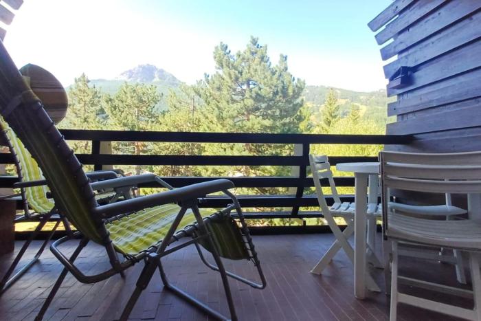 Bright studio with balcony and mountain view