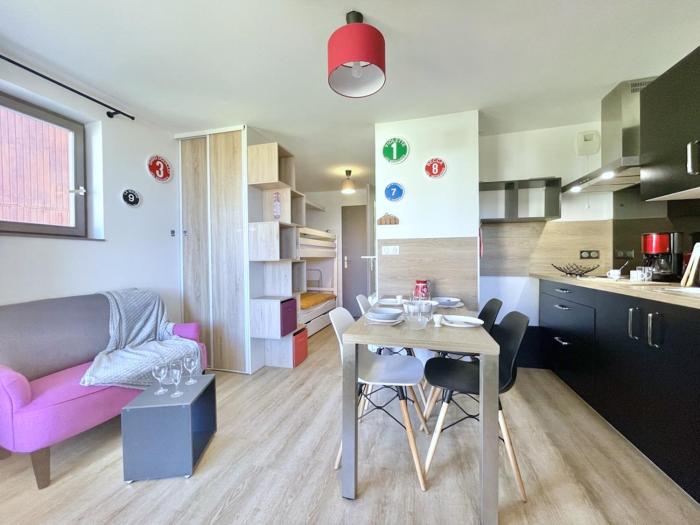 SK2706 Grand studio skis aux pieds Les Menuires