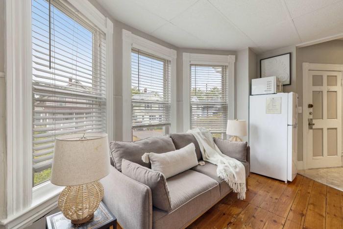 Sleek & Bright 1st Flr Studio Short -Midterm Stays