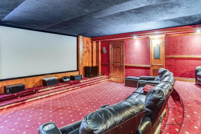 Elegant 6,300-Sq-Ft Family Home with Hot Tub in Orem