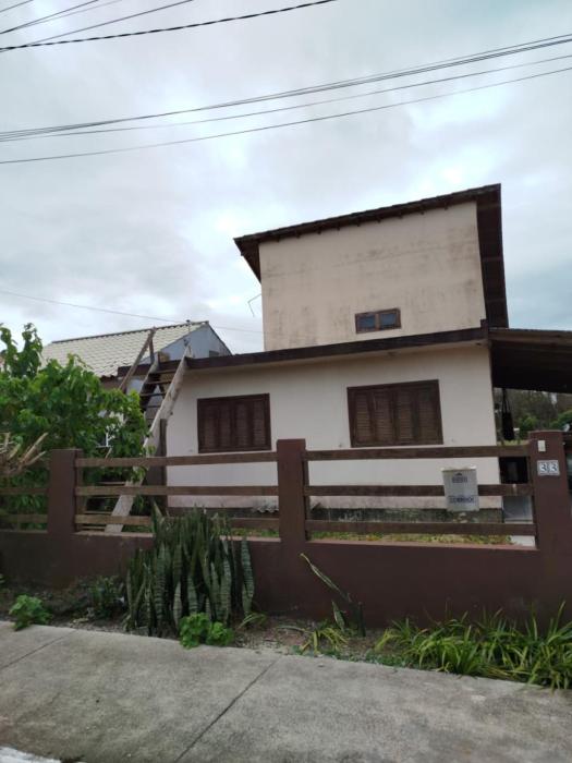 casa na Reserva Nacional do Surf com trilha na rua e entrada compartilhada