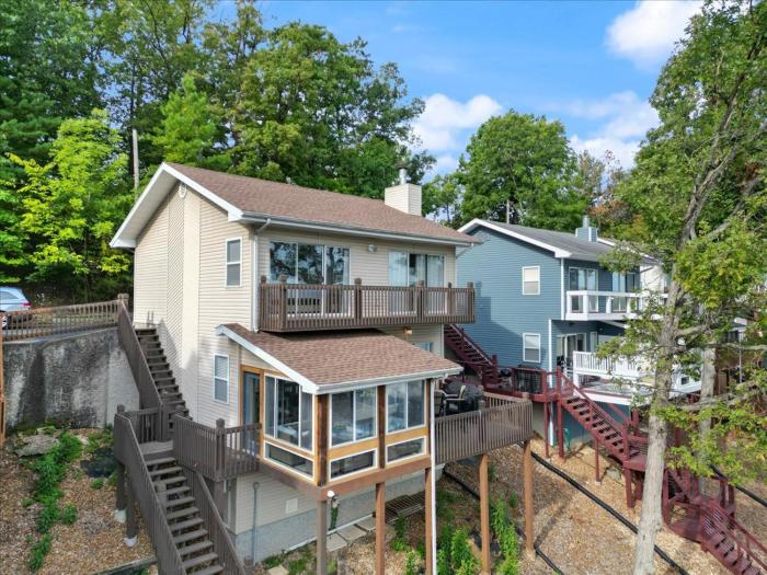 Captivating Views, Amazing Design and Lake Living