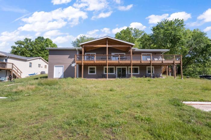 Huge Lakefront Yard, Private Dock - Amazing Views!