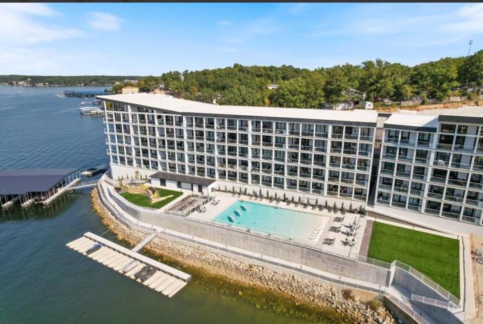 Topsider Condo w Stunning Lake Views, Shuffleboard & King Beds