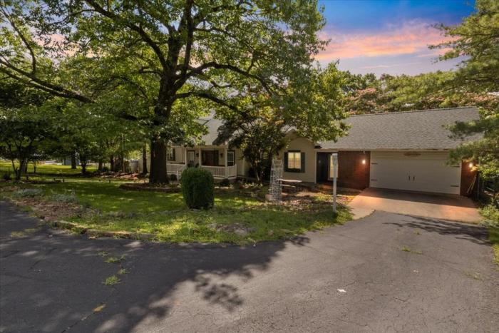 Six Suites with Hot Tubs, Private Jacuzzi Baths, Wooded Garden and Lake Access with Boat Slip