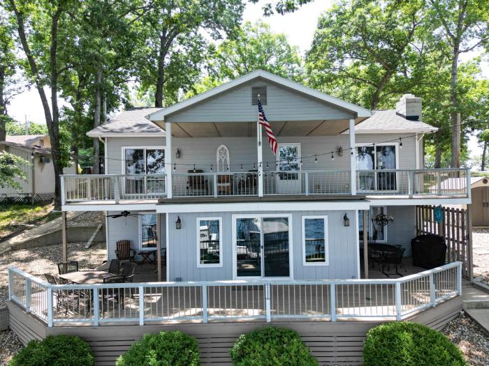 Two Homes, Large Deck, Firepit, Central Location