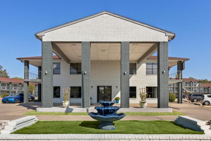 HomeTowne Studios by Red Roof San Antonio E - Frost Bank Center