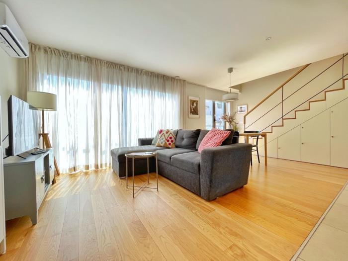 Sunny rooftop duplex with elevator near iconic bridge