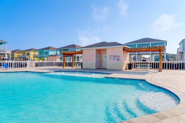 Rockport Stay w Shared Pool Deck & Boat Parking