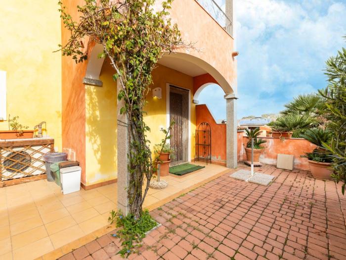 Apartment in Lu Bagnu with garden