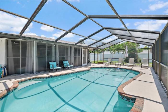 Tropical 3BD 2BTH Poolside Retreat Near Beaches